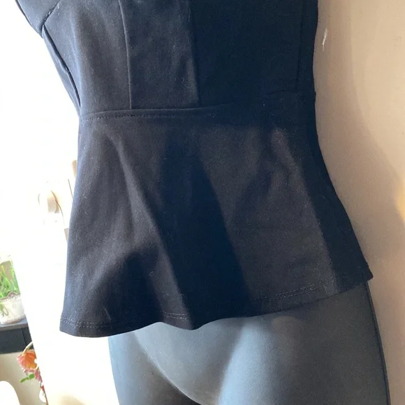 ❌SOLD❌Black Peplum Low-Cut Tank Top 🖤 - Picture 4 of 5